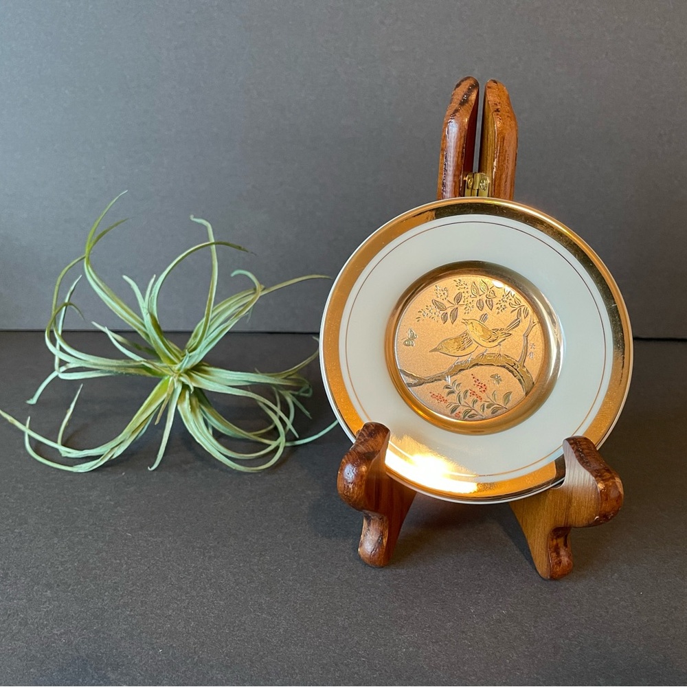 Elegant Gold and White Decorative Plate